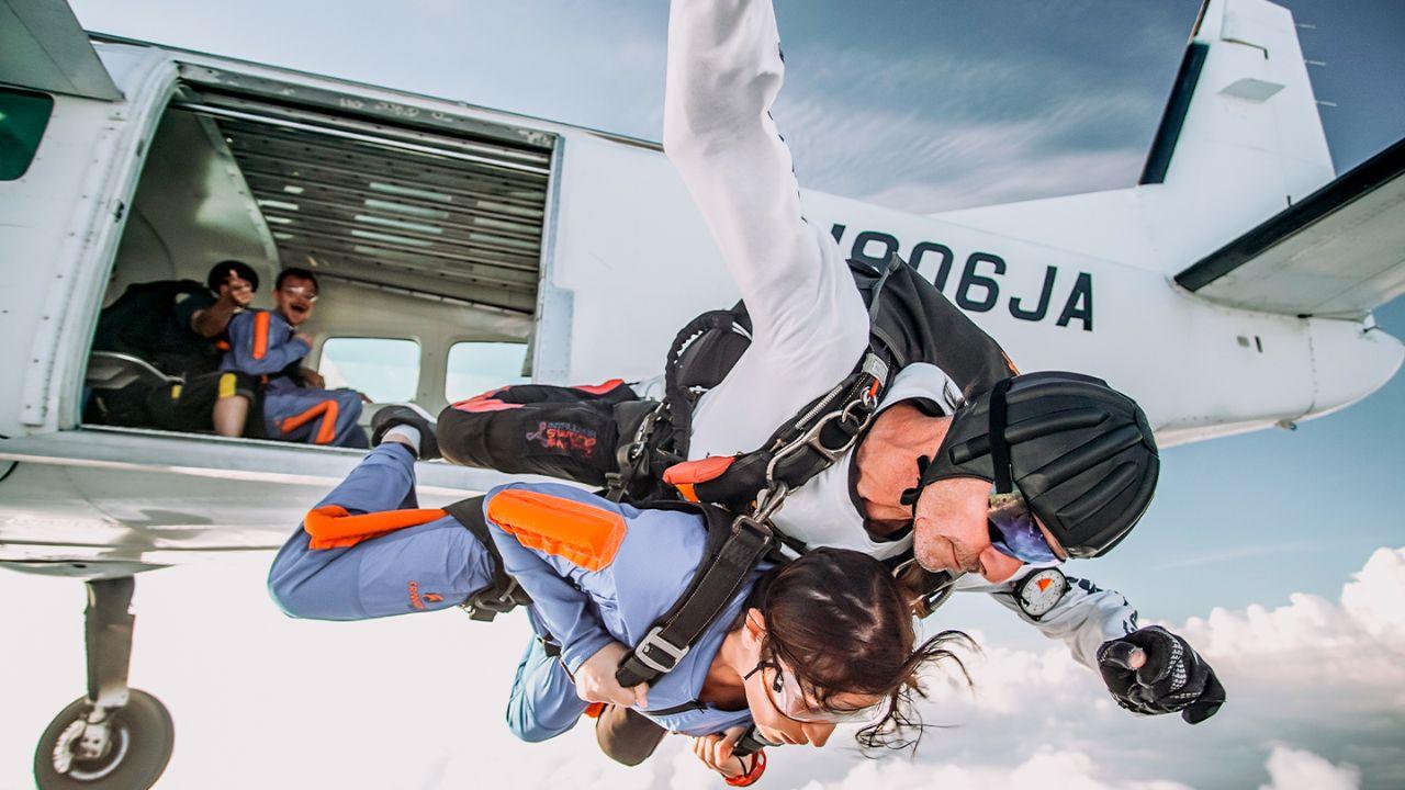 Expert Guided 4km Skydives: Safe & Thrilling Jumps with Iceprin.